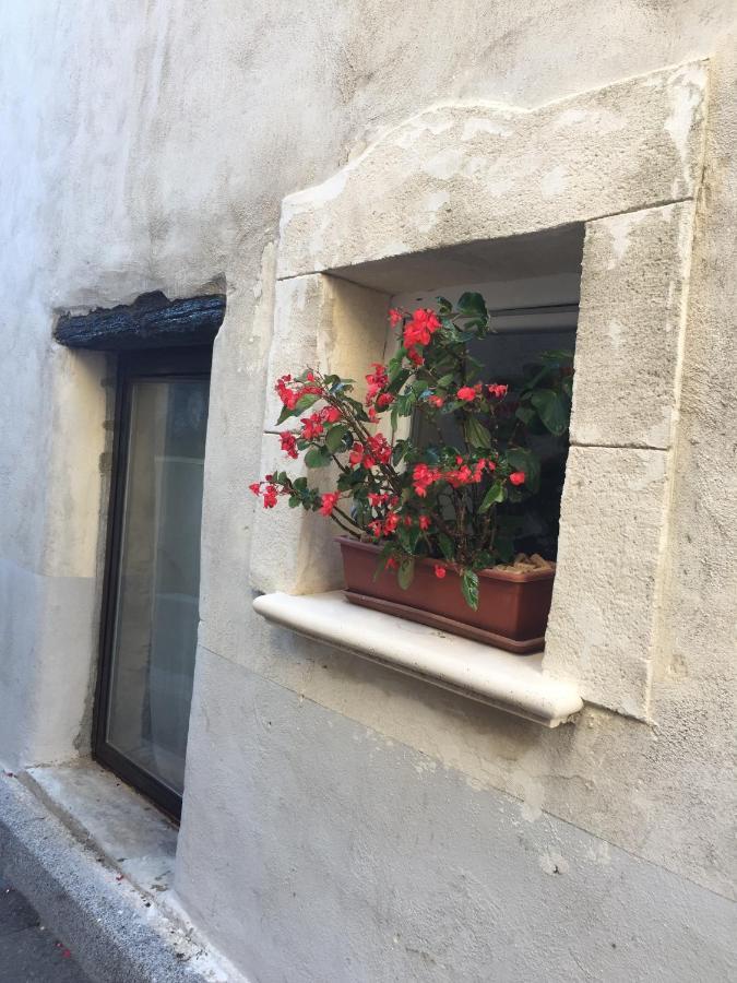 Chambre de charme avec plein d authenticité du 13 ème siècle. 40m² Châteauneuf-du-Pape Esterno foto