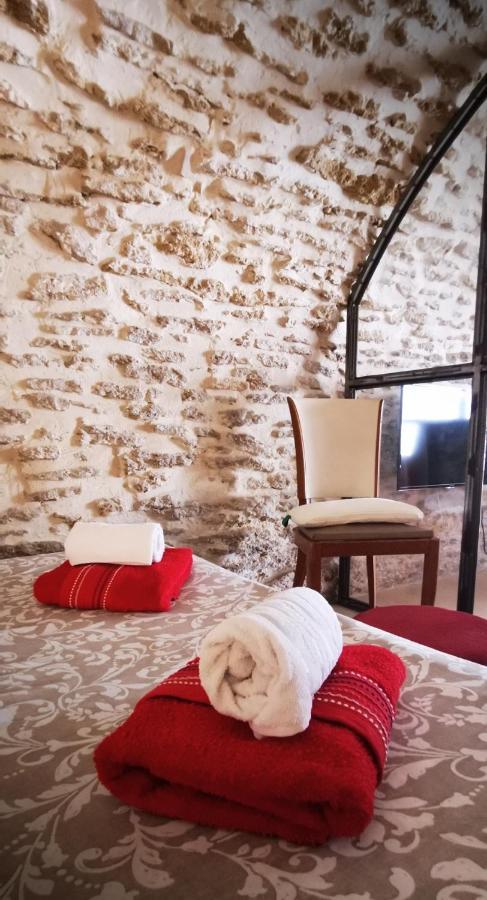 Chambre de charme avec plein d authenticité du 13 ème siècle. 40m² Châteauneuf-du-Pape Esterno foto